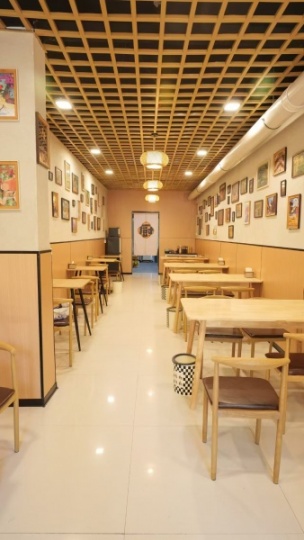 假日半岛北门店铺空转